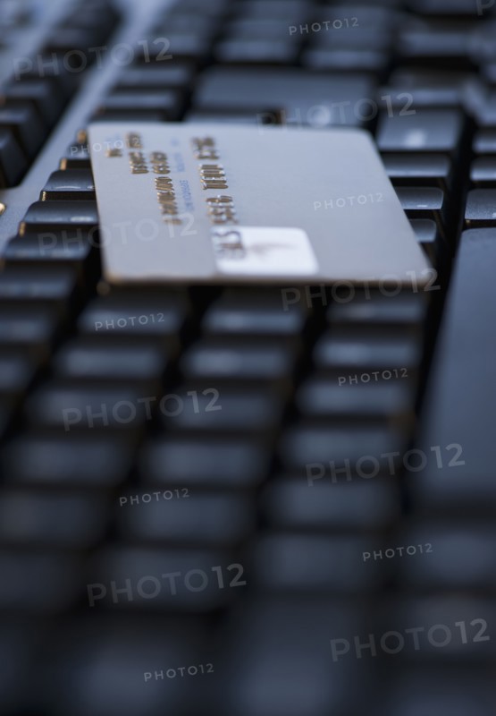 USA, New Jersey, Jersey City, Close-up view of computer keyboard and credit card. Photo : Daniel Grill