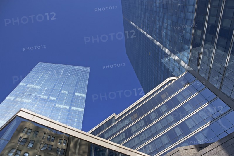 USA, New York, White Plains, low angle view of skyscrapers. Photo : fotog