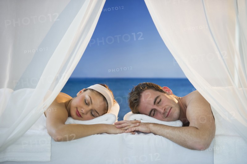 USA, New Jersey, Jersey City, Portrait of young couple lying in spa .