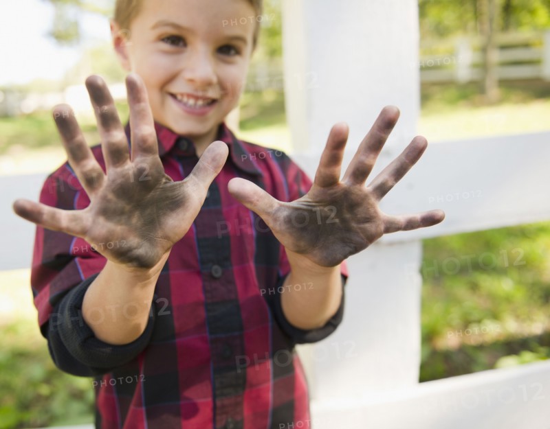 USA, New York, Flanders, Boy (4-5) showing dirty hands. Photo : Jamie Grill Photography