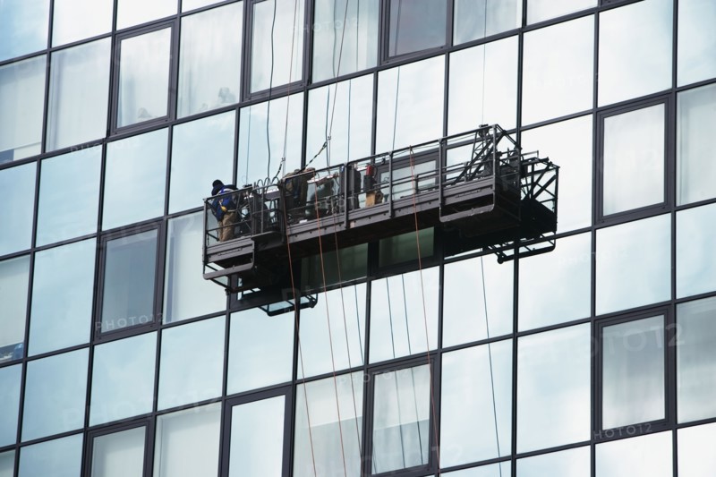 USA, New York City, Manhattan, window cleaning platform on building. Photo : fotog