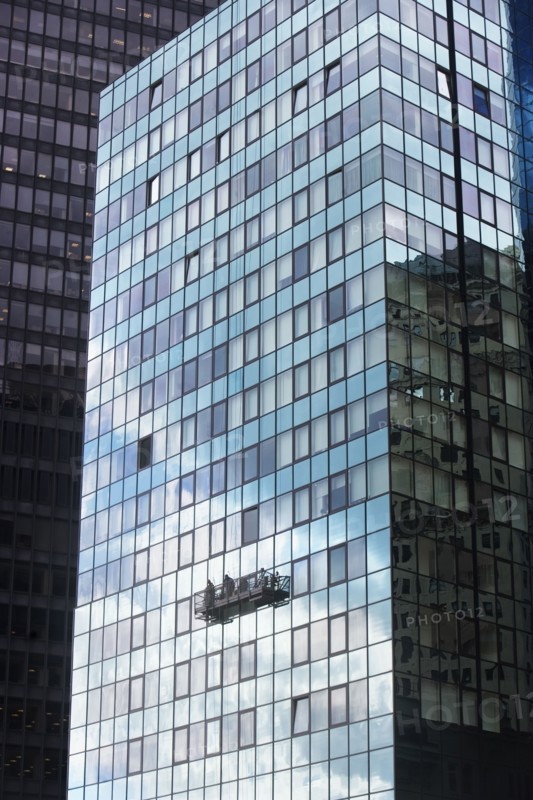 USA, New York City, Manhattan, window cleaning platform on building. Photo : fotog