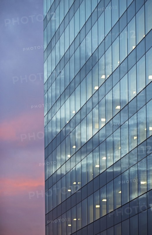 USA, New York, Long Island City, glass facade of office building. Photo : fotog