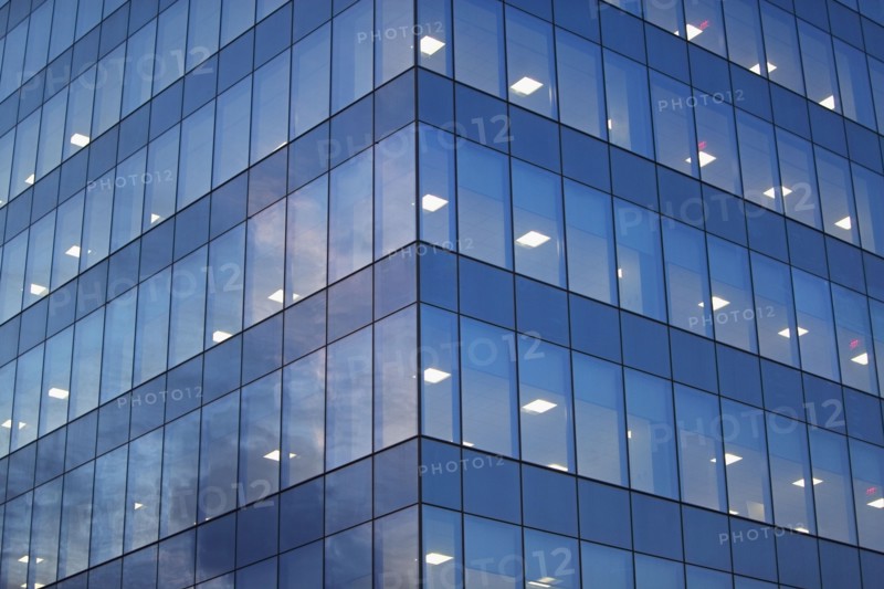 USA, New York, Long Island City, glass facade of office building. Photo : fotog