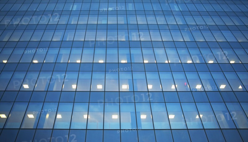 USA, New York, Long Island City, glass facade of office building. Photo : fotog