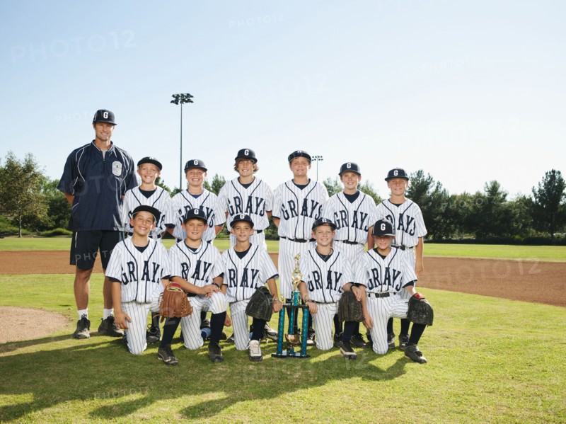USA, California, Ladera Ranch, portrait of little league players (aged 10-11).