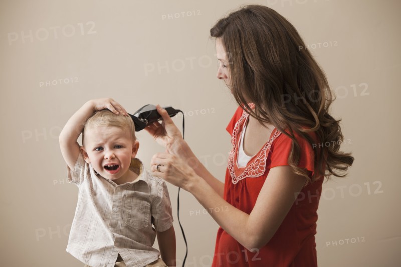 USA, Utah, Lehi, mother shaving son's (18-23 months) head. Photo : Mike Kemp