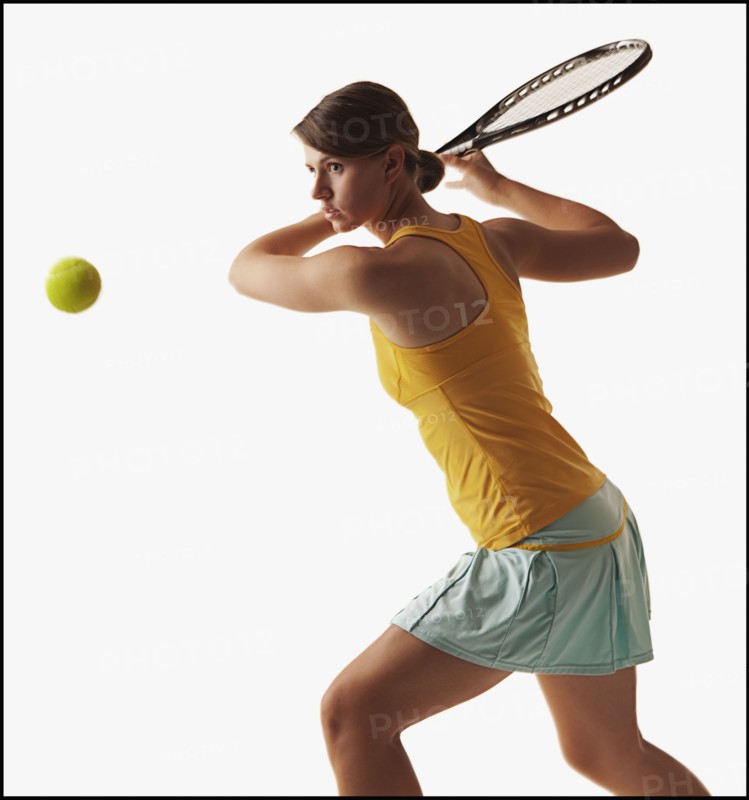 Young woman playing tennis. Photo : Mike Kemp