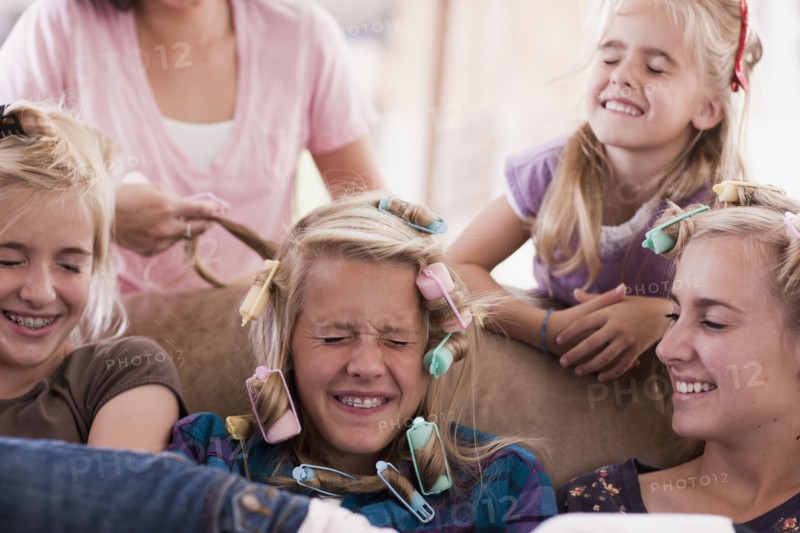 USA, Utah, family portrait of sisters (6-7, 8-9, 12-13, 14-15, 16-17) preparing hairs and having fun. Photo : Tim Pannell