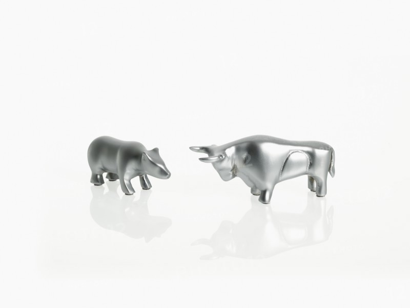 Studio shot of silver figurines of bull and bear. Photo : David Arky