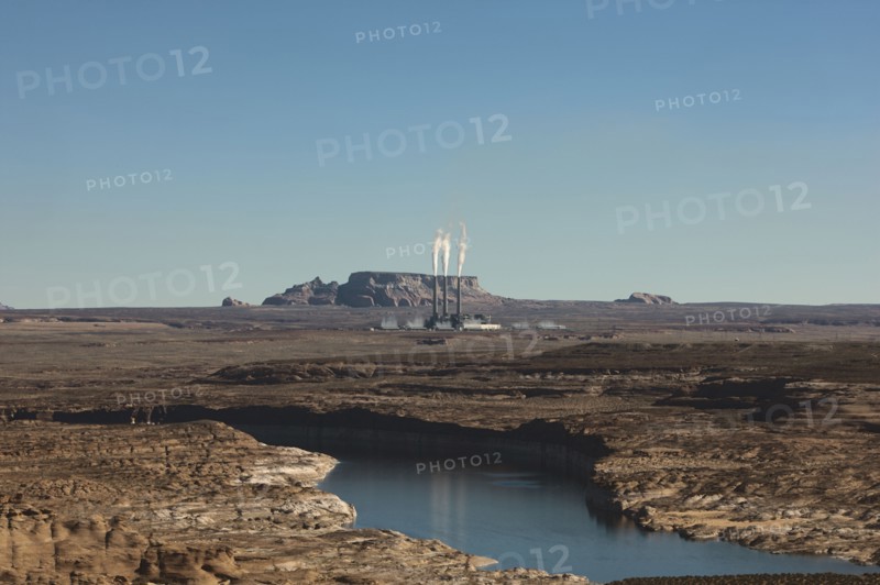 USA, Arizona, Page, Power station in desert near Lake Powell. Photo : FBP