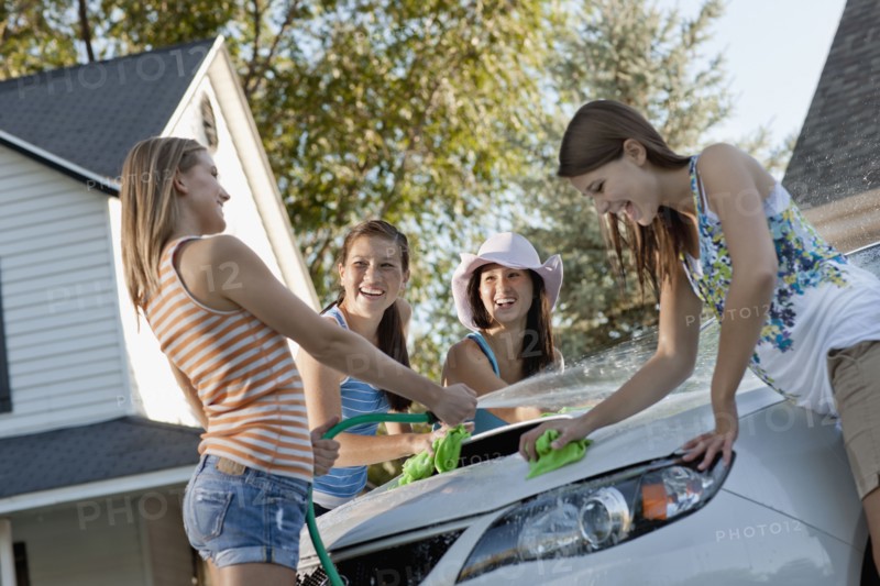 USA, Utah, Provo, Teenage girls (16-17) and young women watching car. Photo : FBP