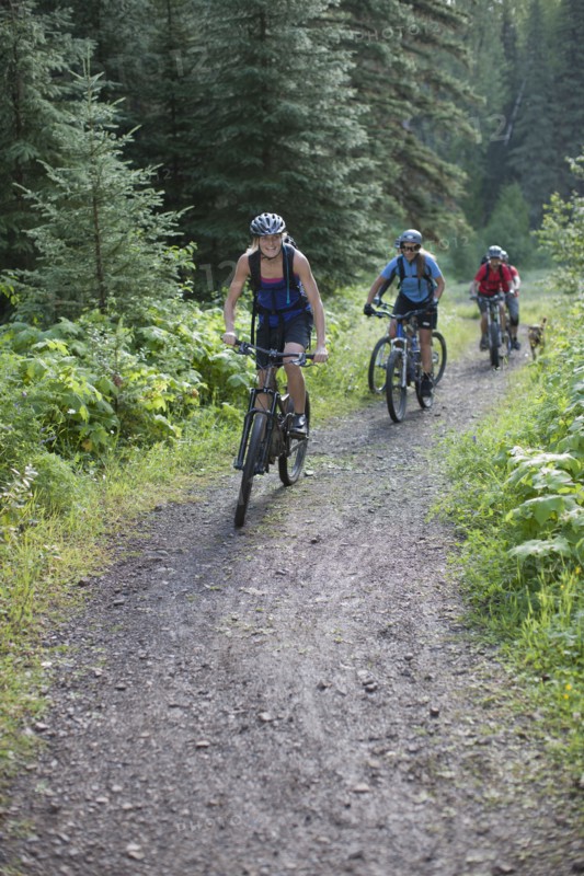 Canada, British Columbia, Fernie, group of five people enjoying mountain biking. Photo : Dan Bannister
