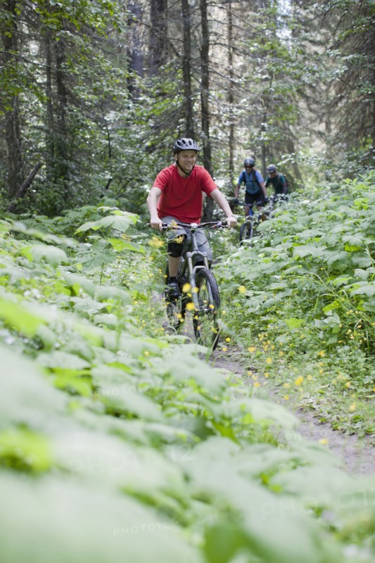 Canada, British Columbia, Fernie, Group of three people enjoying mountain biking. Photo : Dan Bannister