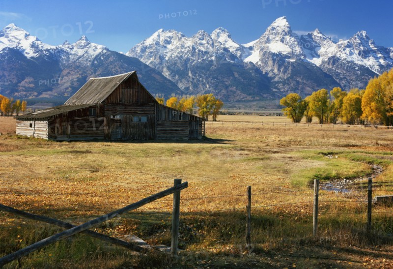 USA, Wyoming, Teton Range and barn. Photo : Gary J Weathers