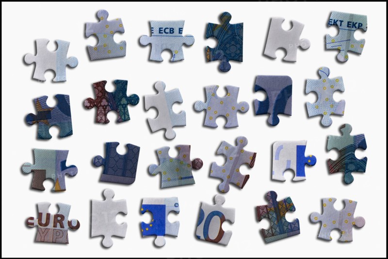 Scattered jigsaw pieces. Photo : Mike Kemp