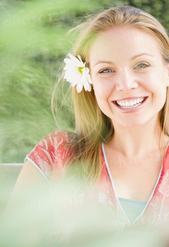 USA, New Jersey, Jersey City, Outdoor portrait of attractive young woman. Photo : Jamie Grill Photography