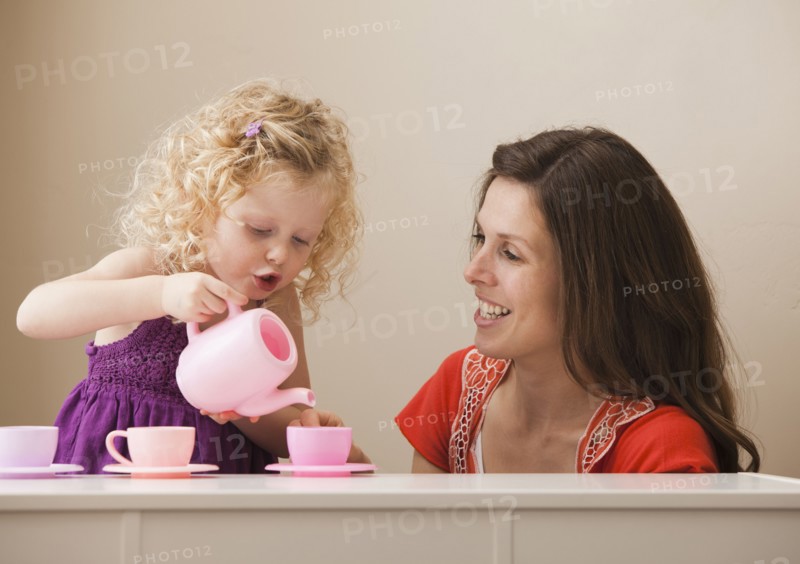 USA, Utah, Lehi, mother and daughter (2-30 having tea. Photo : Mike Kemp