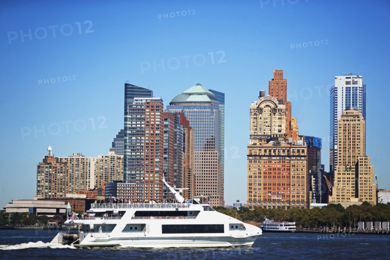 USA, New York City, Manhattan, Battery Park skyline with yacht. Photo : fotog