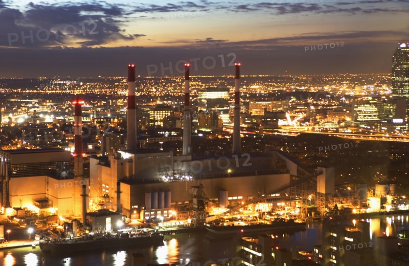 USA, New York, Long Island City, cityscape with power plant. Photo : fotog