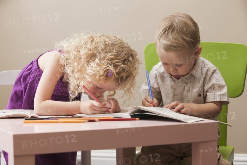 USA, Utah, Lehi, girl (2-30 and boy (18-23 months) drawing together. Photo : Mike Kemp