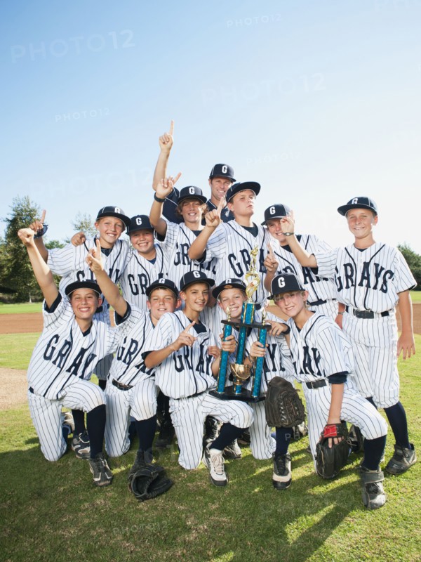 USA, California, Ladera Ranch, portrait of little league players (aged 10-11).