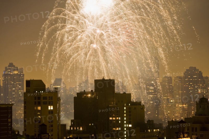 USA, New York State, New York City, Skyline with fireworks display. Photo : fotog
