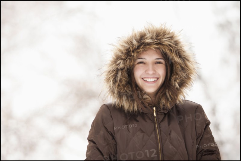 USA, Utah, Lehi, Portrait of young woman wearing winter coat outdoors. Photo : Mike Kemp