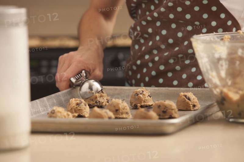 Woman preparing chocolate cookies. Photo : Mike Kemp