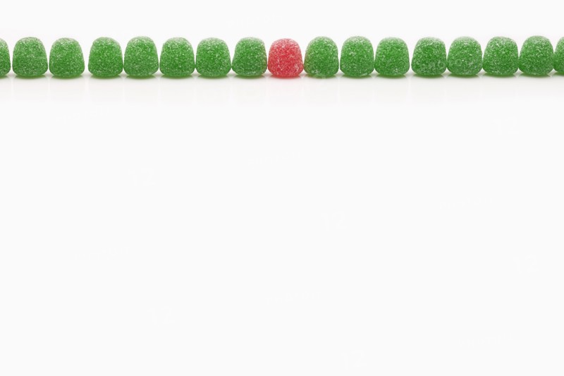 Line of green jellies and one red. Photo : FBP