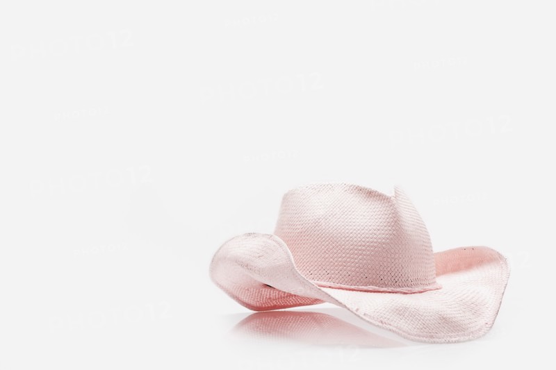 Pink straw hat. Photo : FBP