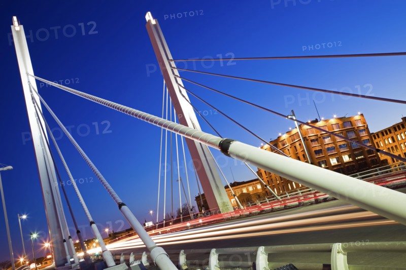 USA, Wisconsin, Milwaukee, suspension bridge at night. Photo : Henryk Sadura