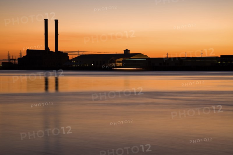 USA, Louisiana, New Orleans, silhouette of smokestacks at lakefront. Photo : Henryk Sadura