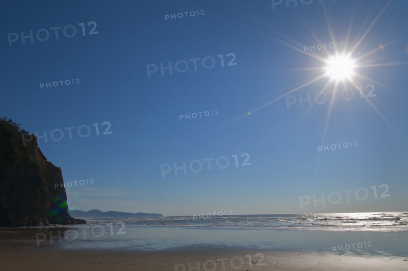 USA, Oregon, Pacific City, sun and beach. Photo : Gary Weathers