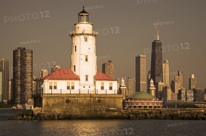 USA, Illinois, Chicago, lighthouse with cityscape behind at sunset. Photo : Henryk Sadura