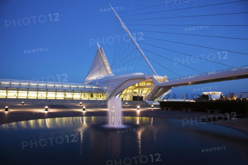 USA, Wisconsin, Milwaukee, Art Museum at dusk. Photo : Henryk Sadura