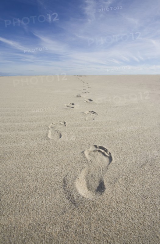 USA, Massachusetts, Cape Cod, footprints on beach . Photo : Chris Hackett