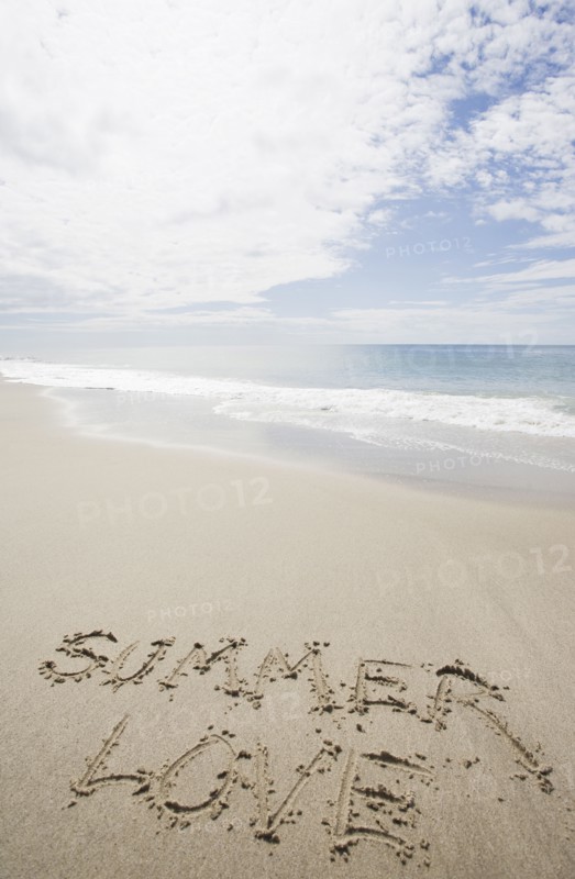 USA, Massachusetts, love sign on sand. Photo : Chris Hackett