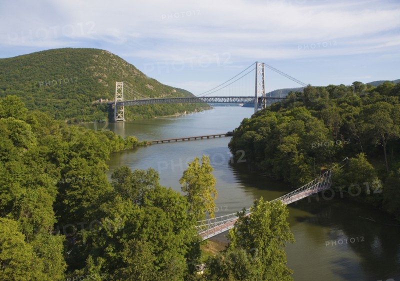 USA, New York State, Bear Mountain, Suspension bridge over river. Photo : fotog