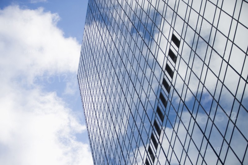 USA, New York State, New York City, Low angle view on glass skyscraper. Photo : fotog