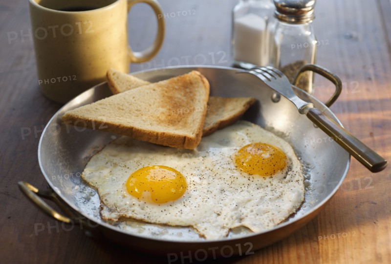 Fried eggs with toast.