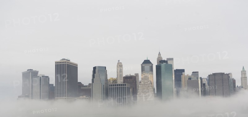 USA, New York State, New York City, Skyline in fog. Photo : fotog