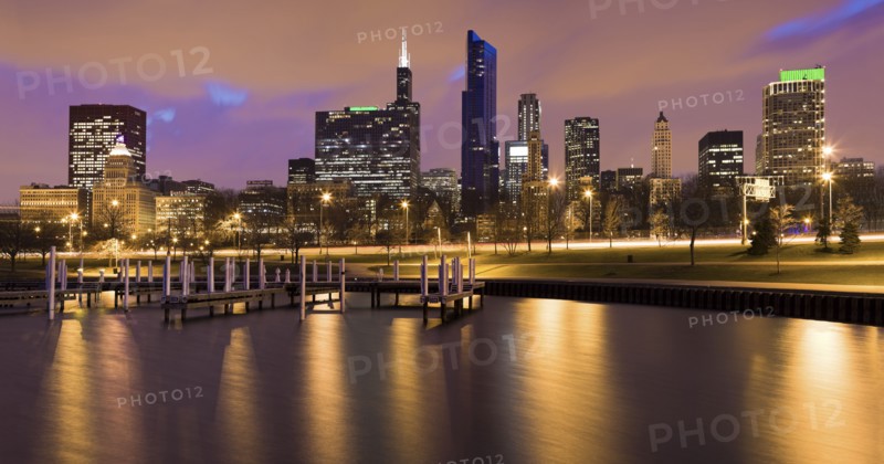 USA, Illinois, Chicago, City skyline and marina illuminated at dusk. Photo : Henryk Sadura