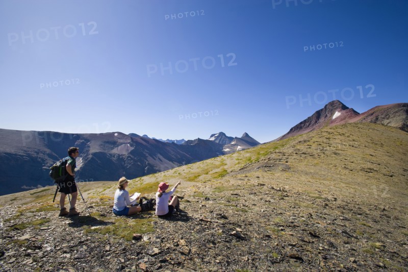 USA, Montana, Glacier National Park, Hikers resting on top. Photo : Noah Clayton