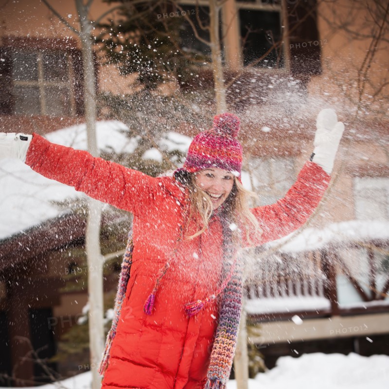 USA, Utah, Salt Lake City, Portrait of young woman playing in snow. Photo : Mike Kemp