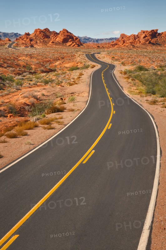 USA, Nevada, Valley of Fire, desert road. Photo : Gary Weathers