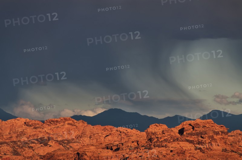 USA, Nevada, Valley of Fire, storm cloud over rocks. Photo : Gary Weathers
