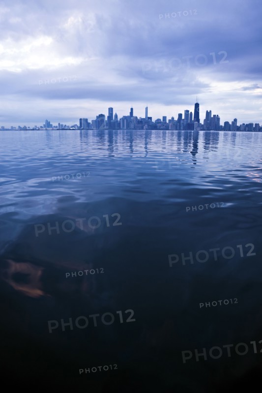 USA, Illinois, Chicago, City skyline over Lake Michigan. Photo : Henryk Sadura