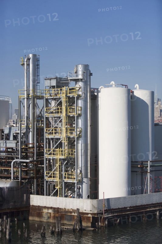 USA, New York City, Oil storage tanks in refinery. Photo : fotog