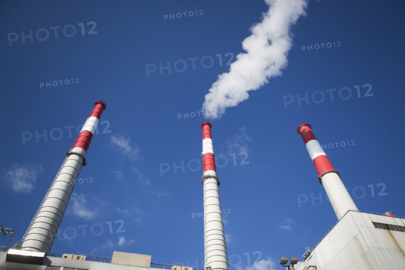 USA, New York City, Factory chimneys against blue sky. Photo : fotog